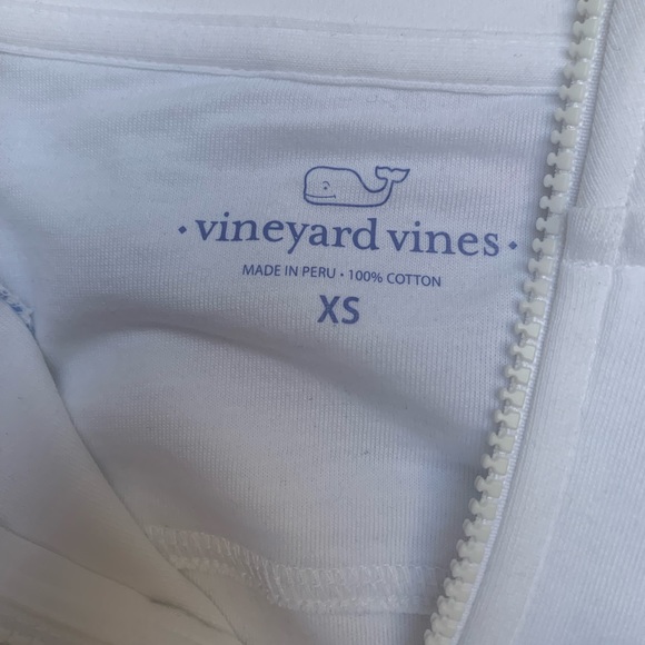 Vineyard Vines Women’s XS White Shep Shirt w/ Stripes & Whales on Shoulder - NWT - Picture 3 of 3